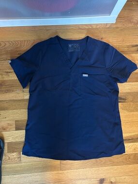 Fig’s women’s size Large scrub top